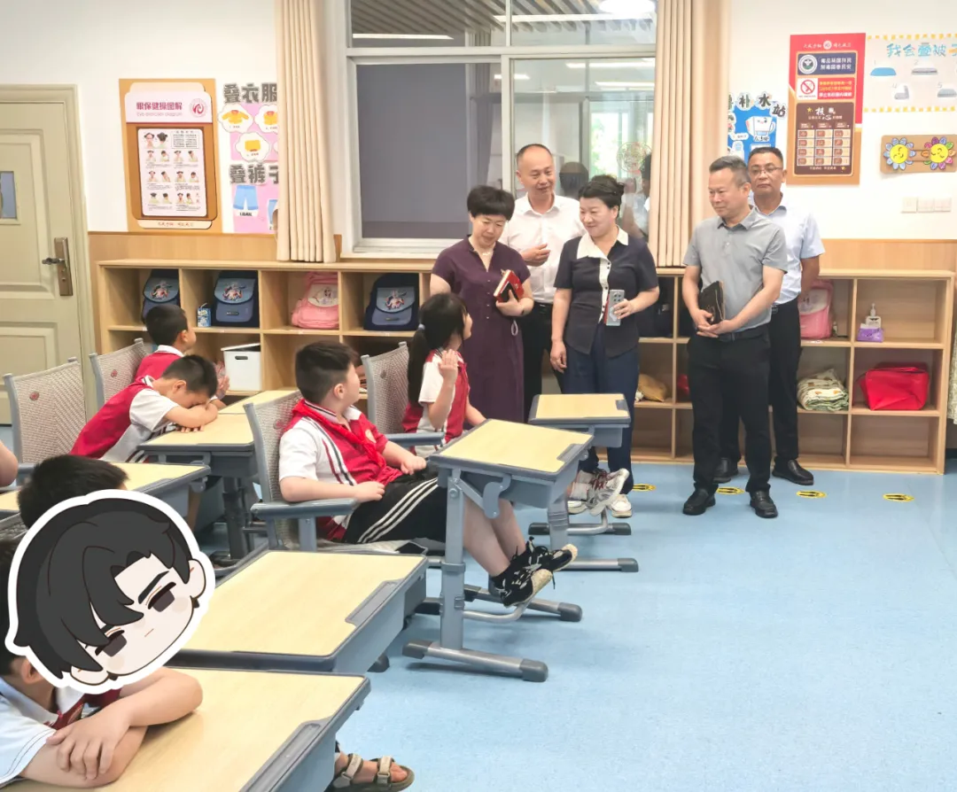 望城区人大常委会副主任何迎春带队看望东马小学学生。 望城区人大常委会副主任何迎春带队看望东马小学学生。