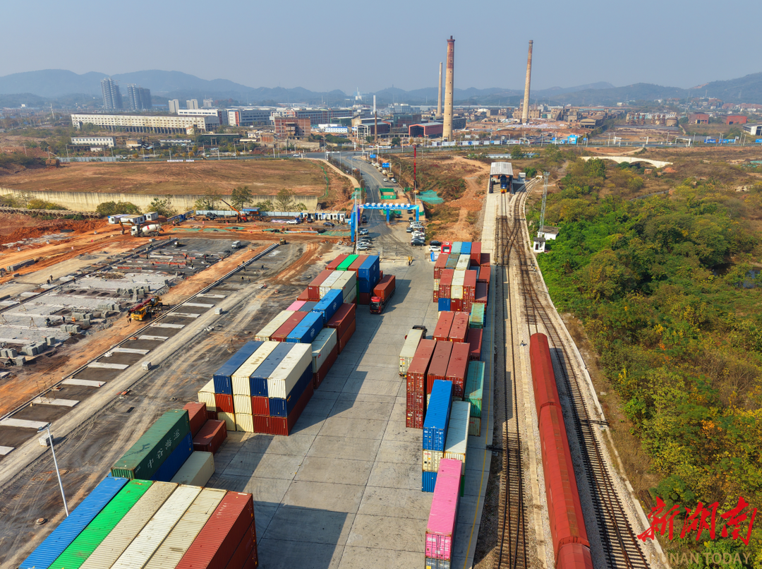 株洲综合物流集散中心一期已建成投用,二期正在加快建设中 (湖南日报全媒体记者 张咪 摄) 株洲综合物流集散中心一期已建成投用,二期正在加快建设中 (湖南日报全媒体记者 张咪 摄)