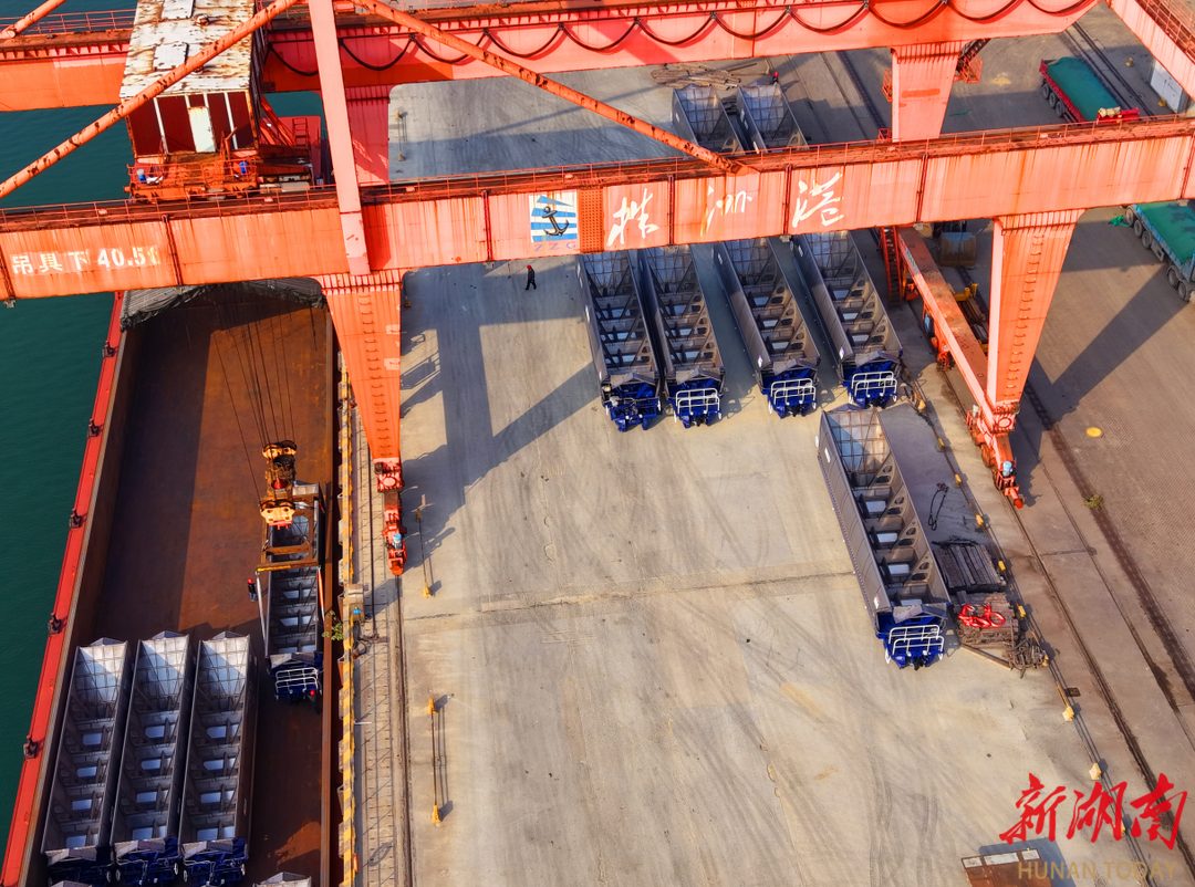 近日,由中车长江集团株洲车辆有限公司生产的火车车厢从株洲港起运,经上海罗泾港,20天左右运抵澳大利亚。(湖南日报全媒体记者 张咪 摄) 近日,由中车长江集团株洲车辆有限公司生产的火车车厢从株洲港起运,经上海罗泾港,20天左右运抵澳大利亚。(湖南日报全媒体记者 张咪 摄)