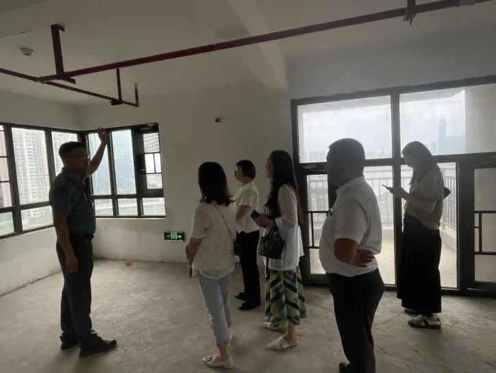 居民议事代表王克文为拾光集阵地建设出谋划策 居民议事代表王克文为拾光集阵地建设出谋划策