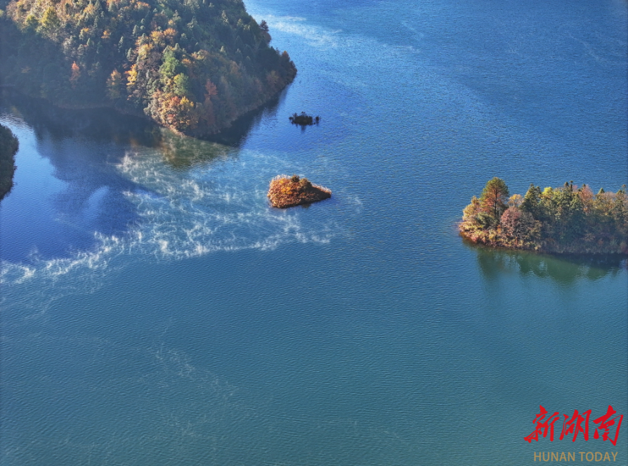 11月29日,城步白云湖国家湿地公园。白云湖平均水深80余米,水源来自高山峡谷。本版照片均为湖南日报全媒体记者 童迪 摄 11月29日,城步白云湖国家湿地公园。白云湖平均水深80余米,水源来自高山峡谷。本版照片均为湖南日报全媒体记者 童迪 摄