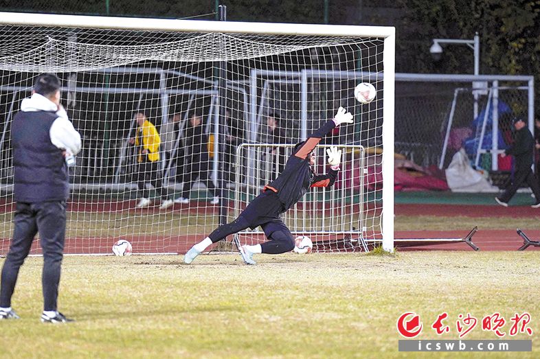 12月13日晚,长沙队在贺龙体育场附场进行赛前训练。长沙晚报全媒体记者 冯启阳 摄
12月13日晚,长沙队在贺龙体育场附场进行赛前训练。长沙晚报全媒体记者 冯启阳 摄