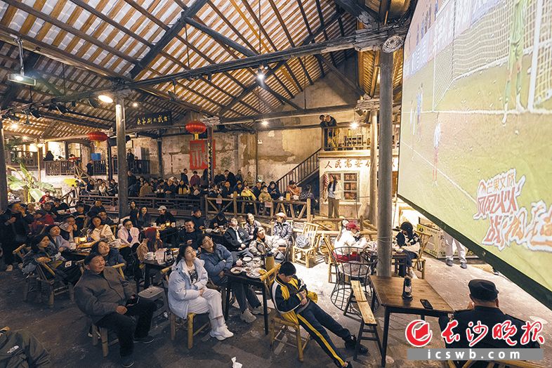 亮点满满的“湘超第二现场观赛专区”。图为东茅街茶馆内，在烟火气里看“湘超”，氛围十足。长沙晚报全媒体记者 黄启晴 摄