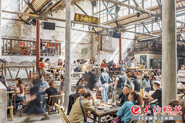 东茅街茶馆品茶。