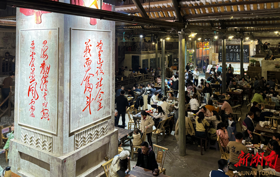 长沙东茅街茶馆，顾客在店内消费。 湖南日报全媒体记者 范远志 摄