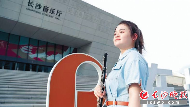 Ju Jiarui poses for a photo outside the Changsha Concert Hall. Photo report by Dong Yang and Feng Qiyang, all-media reporters of Changsha Evening News.