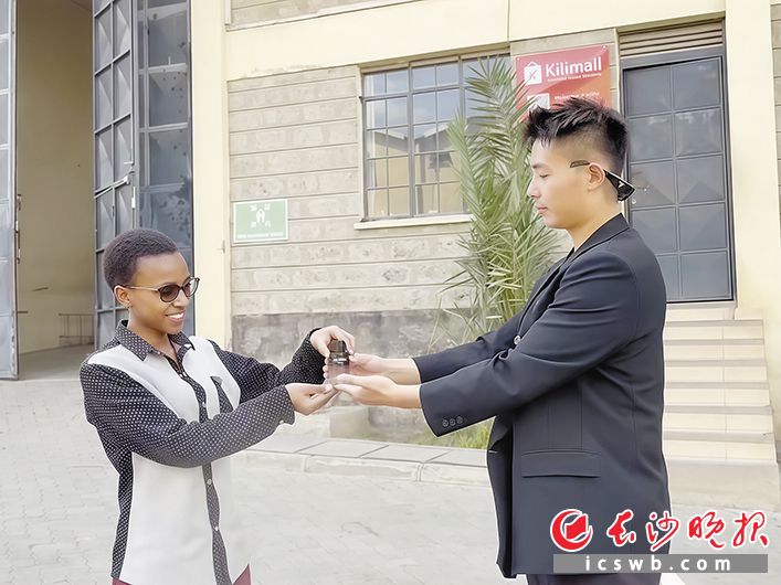 By tailoring scent profiles to local tastes, ensuring long-lasting performance in hot and humid conditions, and pricing products with local purchasing power in mind, Li Runze quickly won over consumers with well-adapted, cost-effective fragrances. Photo provided by the interviewee. By tailoring scent profiles to local tastes, ensuring long-lasting performance in hot and humid conditions, and pricing products with local purchasing power in mind, Li Runze quickly won over consumers with well-adapted, cost-effective fragrances. Photo provided by the interviewee.