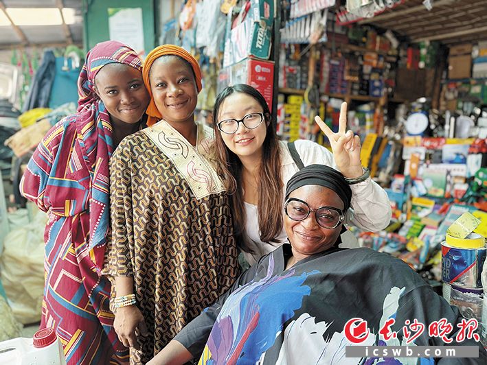 In the Republic of the Congo, Qian Jiali has forged friendships with local people. All photos provided by the interviewees. In the Republic of the Congo, Qian Jiali has forged friendships with local people. All photos provided by the interviewees.