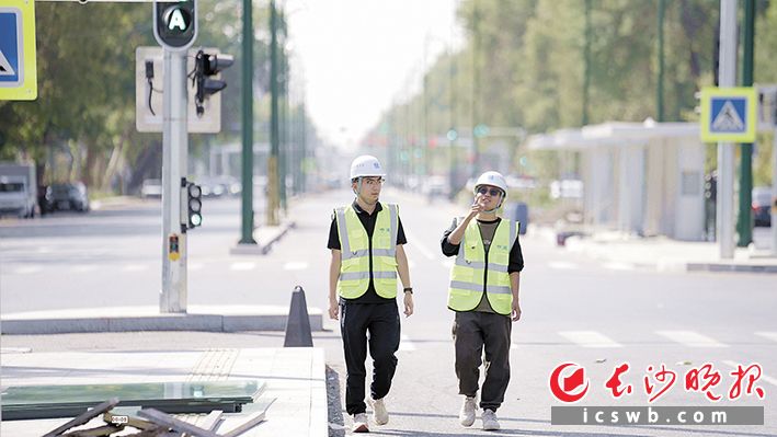 Xu Zhihang (left) and Zou Xianlong at the Tashkent Municipal Road Project site. Xu Zhihang (left) and Zou Xianlong at the Tashkent Municipal Road Project site.