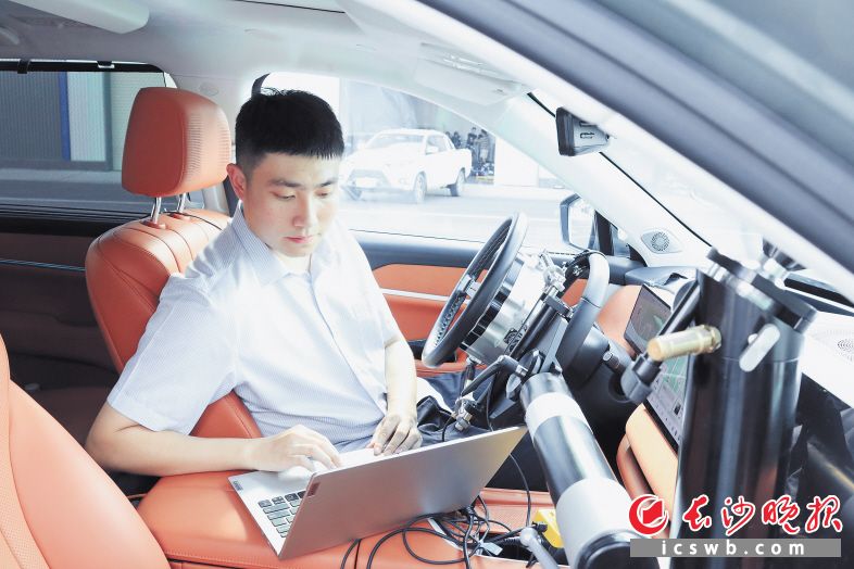 The passenger seat of the car is He Zhangziyu's workstation, and his laptop serves as his analysis tool. Photo by Zhang Xinyi