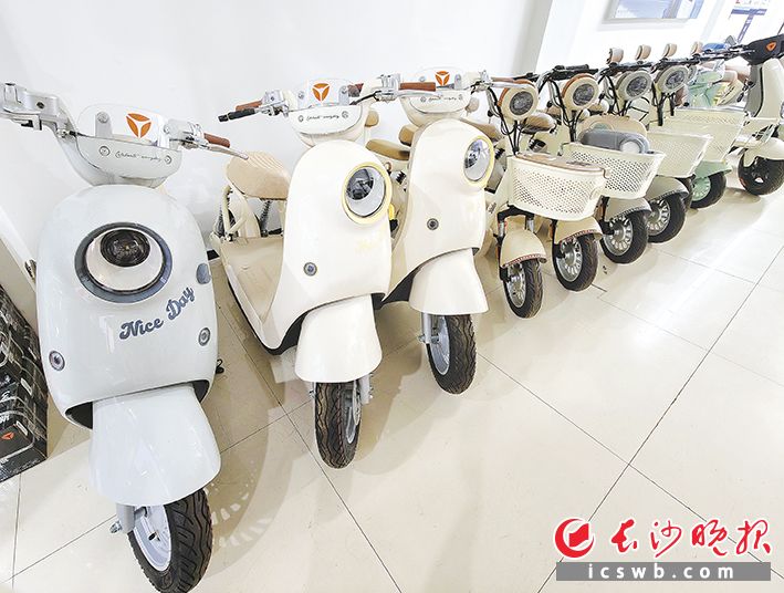 长沙某品牌门店,新国标车型被摆放在醒目位置。长沙晚报全媒体记者 张洋子 摄 长沙某品牌门店,新国标车型被摆放在醒目位置。长沙晚报全媒体记者 张洋子 摄