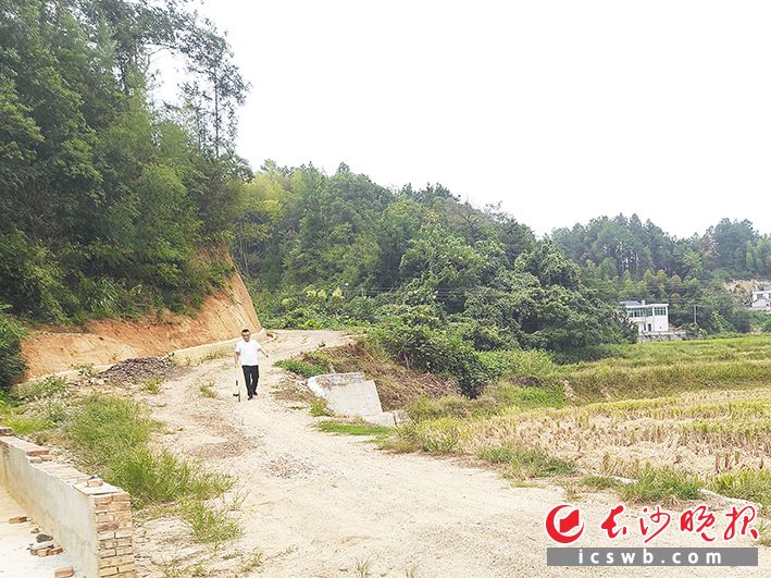 在驻村工作队的多方努力下，宁乡灰汤镇杏村村的部分老旧村道得到硬化、亮化，不仅解决村民出行难题，更助力乡村振兴。图为村道改造前后对比（改造前）。长沙晚报全媒体记者 张禹 通讯员 李梓尧 摄影报道