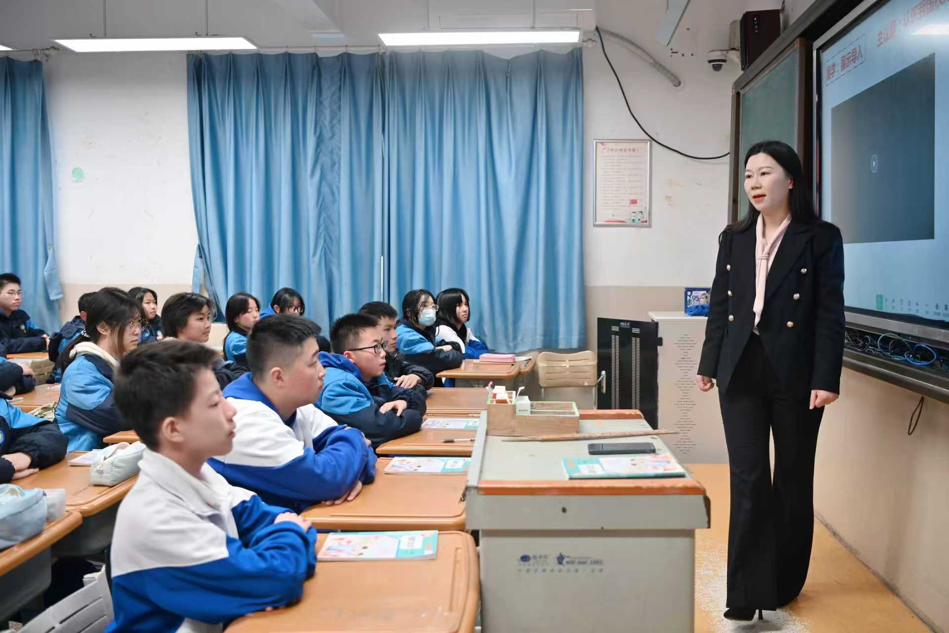 张静为同学们带来一堂特别的思政课。