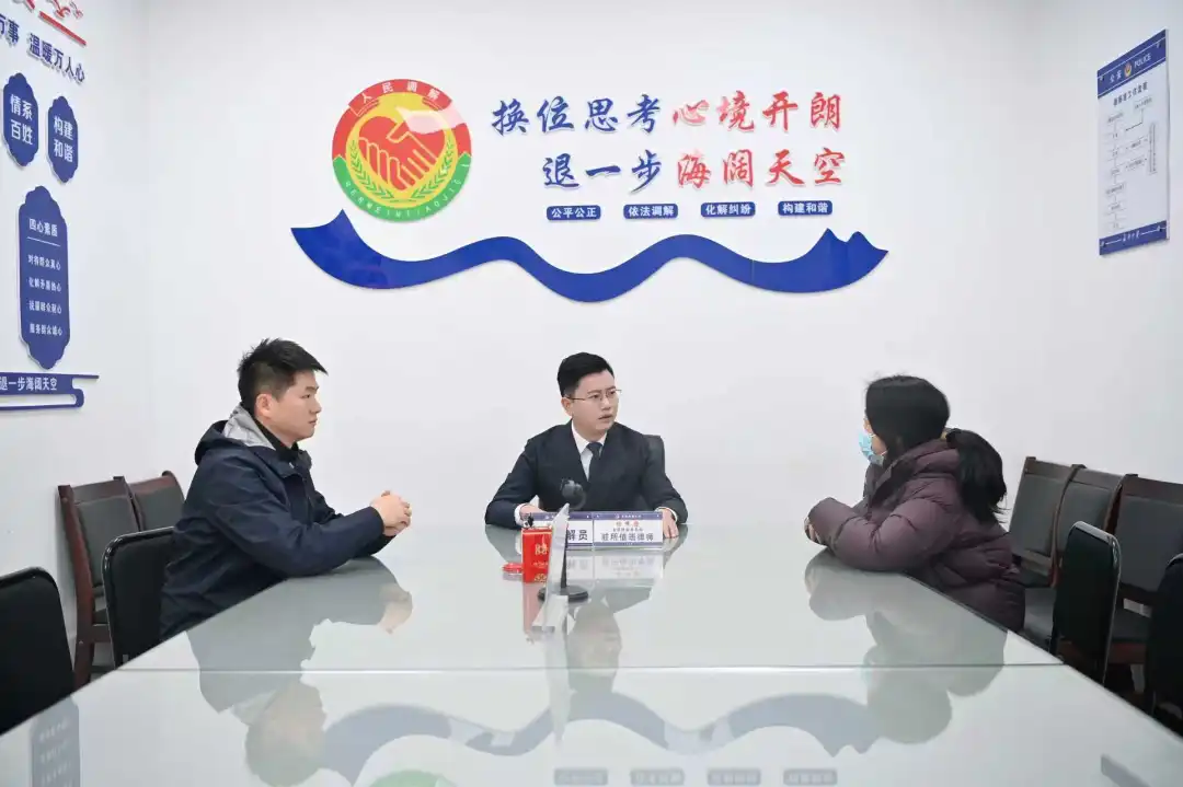 刘兴华调解纠纷中。