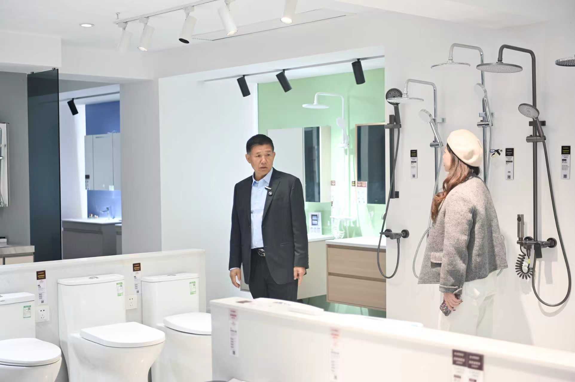 童彬原在公司卫浴展厅查看展陈布置。 童彬原在公司卫浴展厅查看展陈布置。