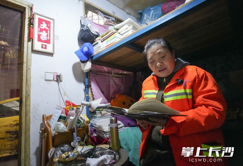 下班后,黄新生回到逼仄的房间里看书。 下班后,黄新生回到逼仄的房间里看书。