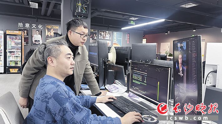 陈令军（站立者）与同事探讨微短剧制作问题。长沙晚报全媒体记者 尹昊天 摄