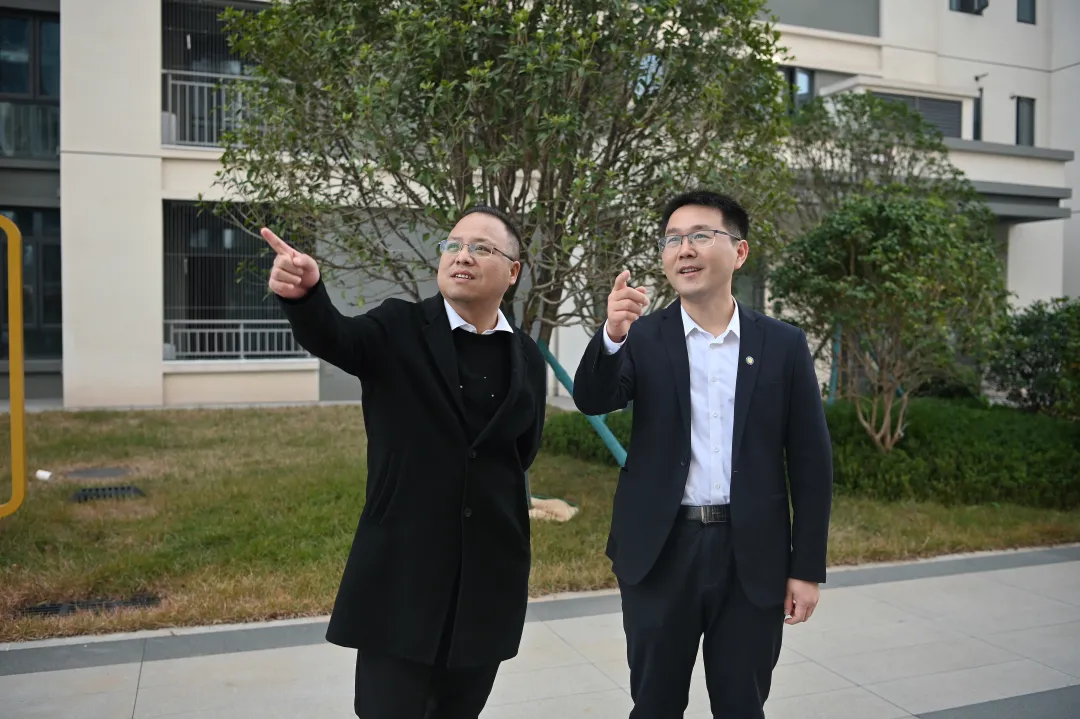 钟意与同事调研项目建设情况。