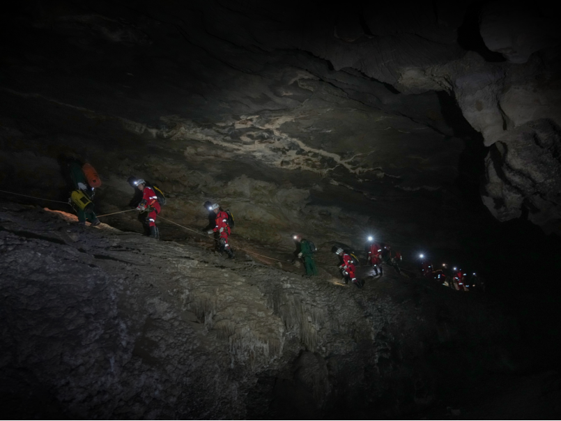 2025年12月，航天员在洞穴训练中通过峭壁路段