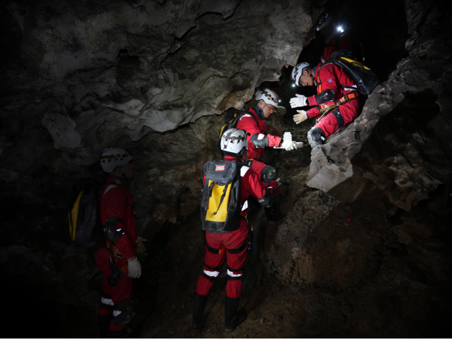 2025年12月，航天员在洞穴训练开展团队协作训练