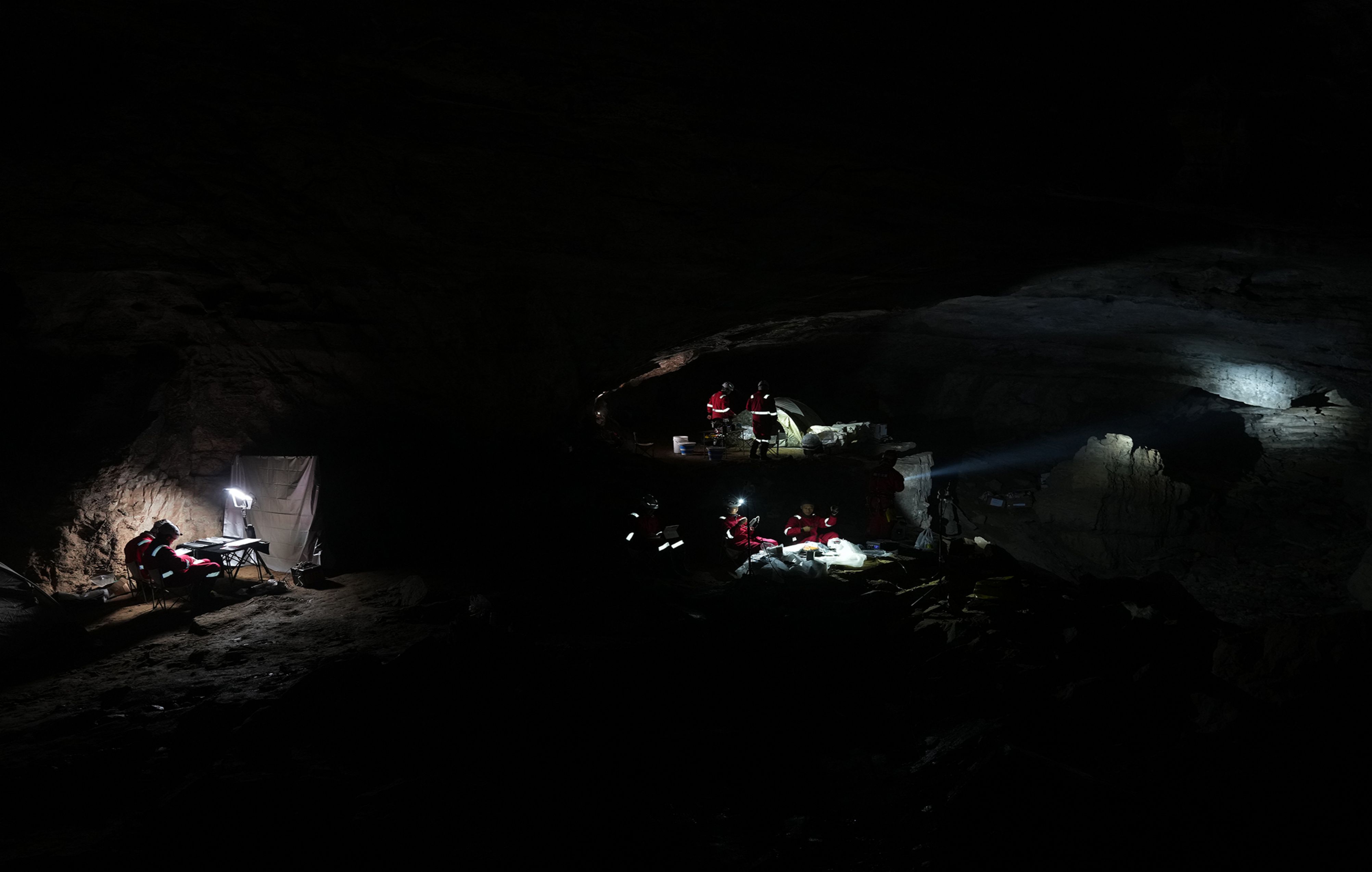 2025年12月，航天员在洞穴中开展训练，图为洞穴主营地。图片由中国航天员科研训练中心提供
