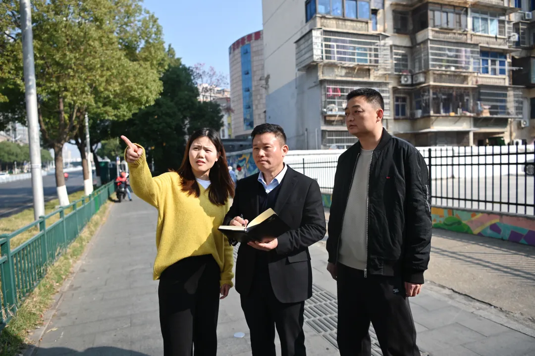 聂志强（图中）现场调研中。