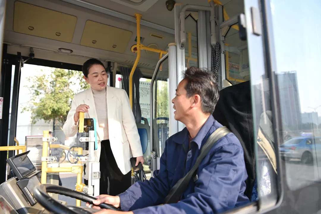 蔡孝妮与长沙W189路社区公交专线司机沟通交流，了解专线开通后的变化和群众反映。