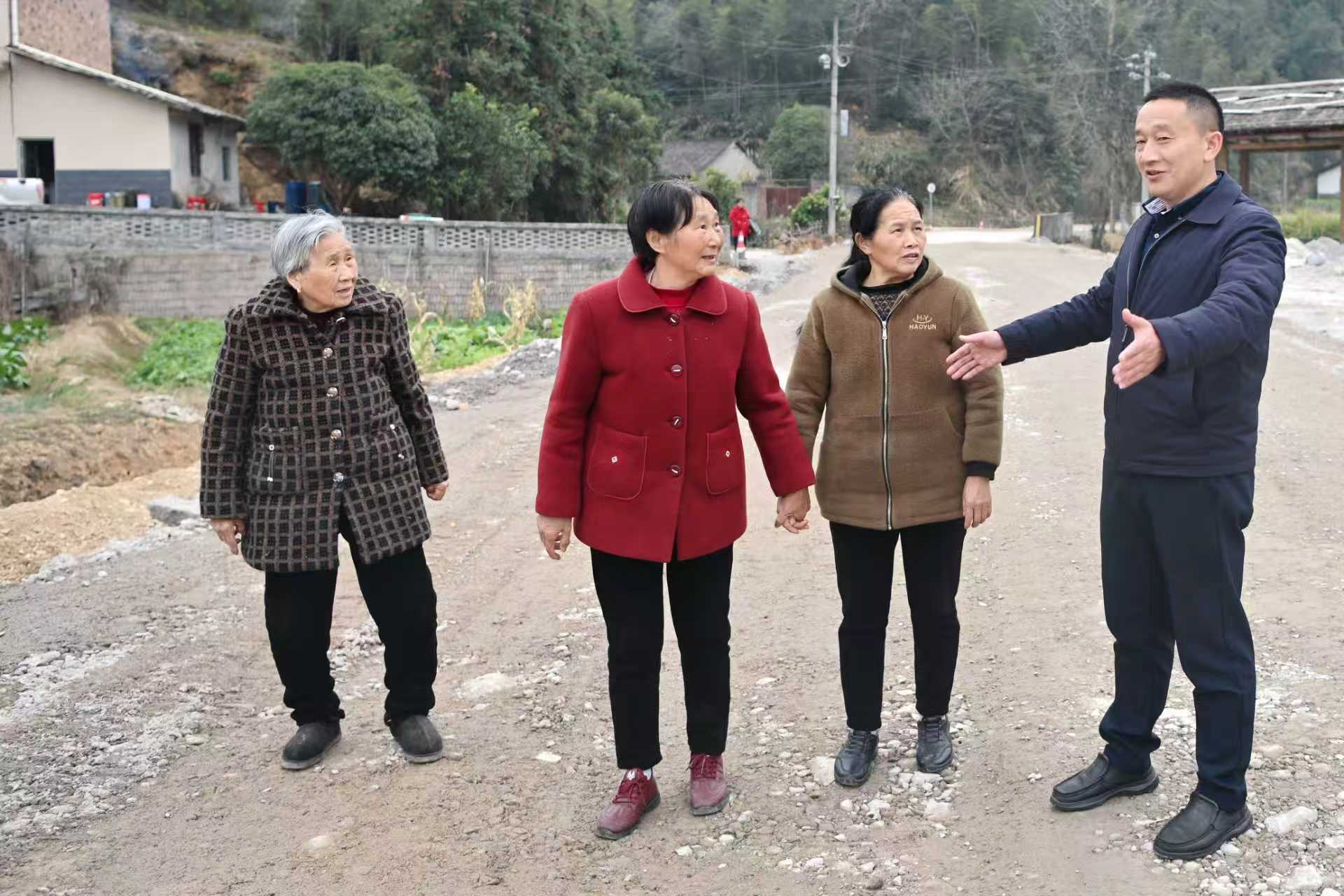 罗明生和村民交流，听取村民们的意见。