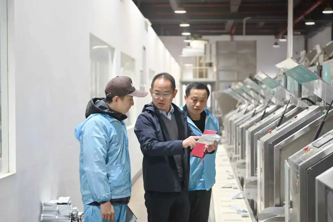 周宇检查茶叶生产情况。