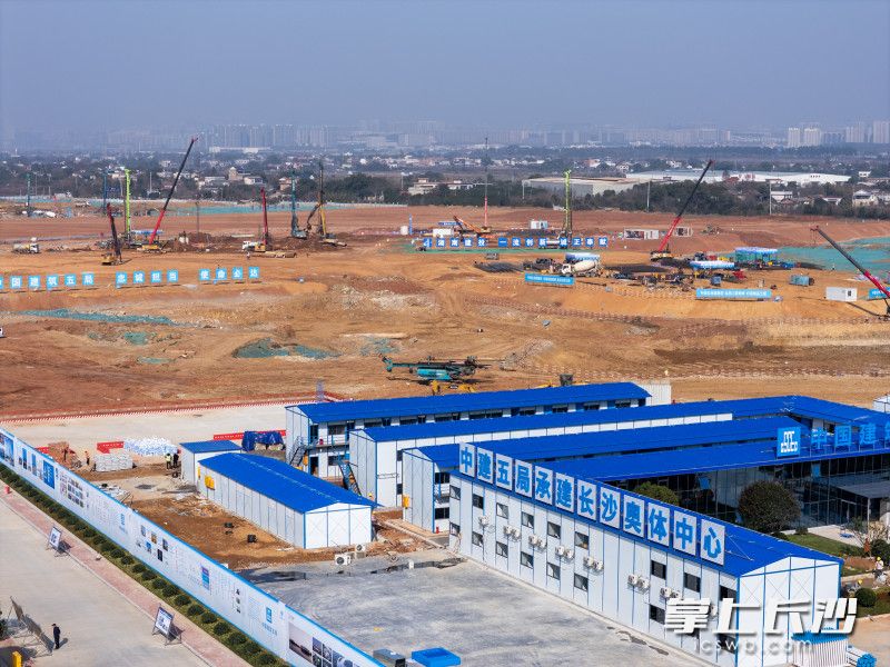 正在建设中的长沙奥体中心。郭雨滴 摄