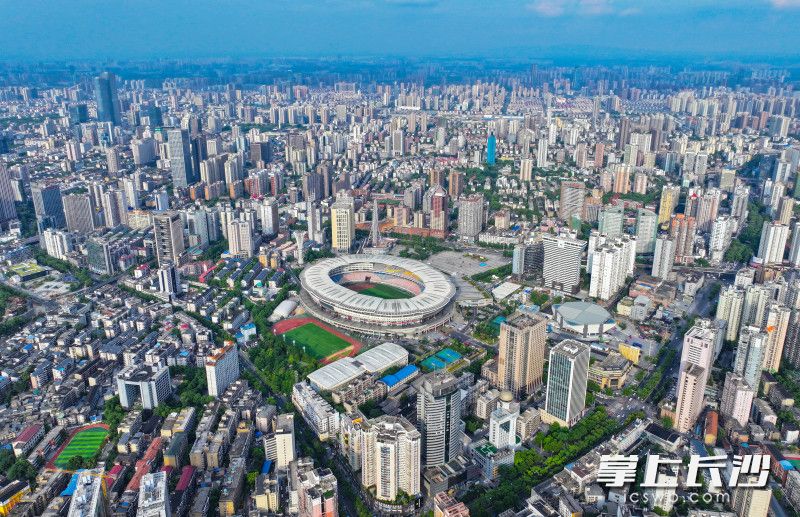 贺龙体育场，火爆全国的“湘超”主赛场。邹麟 摄