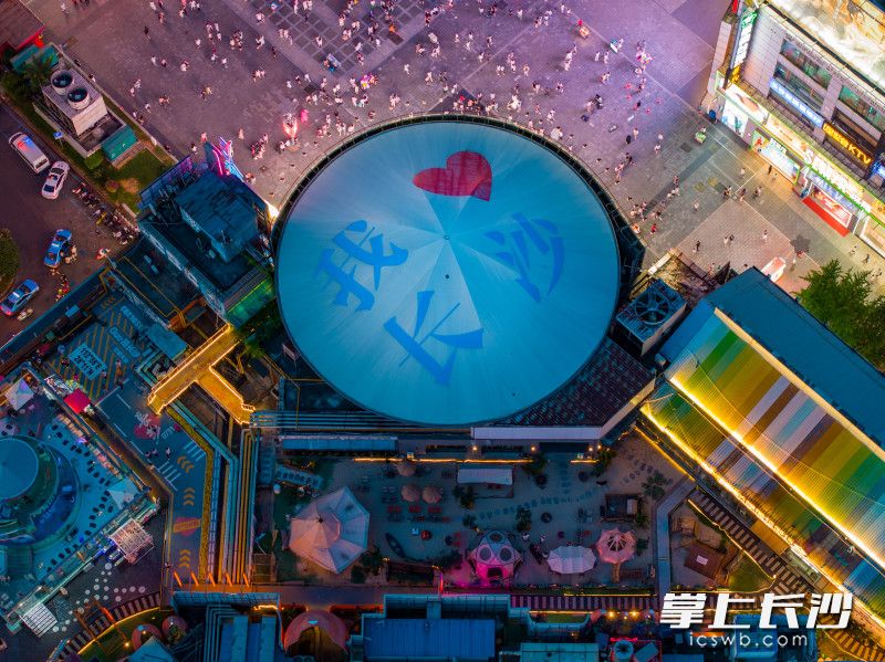 天心的夜晚，在五一商圈成色最足。邹麟 摄