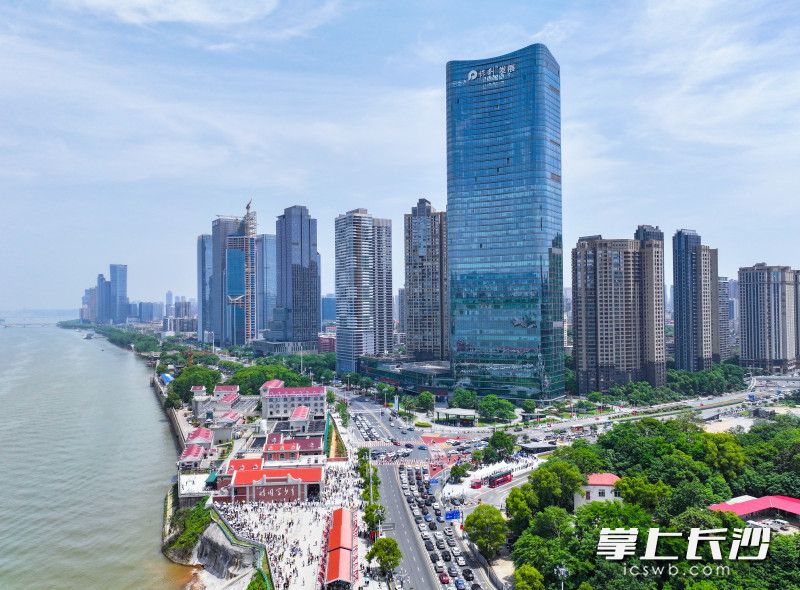 湘江中路，一面是亿元楼宇林立，一面是恰同学少年广场等文旅新场景带来的新体验。邹麟 摄