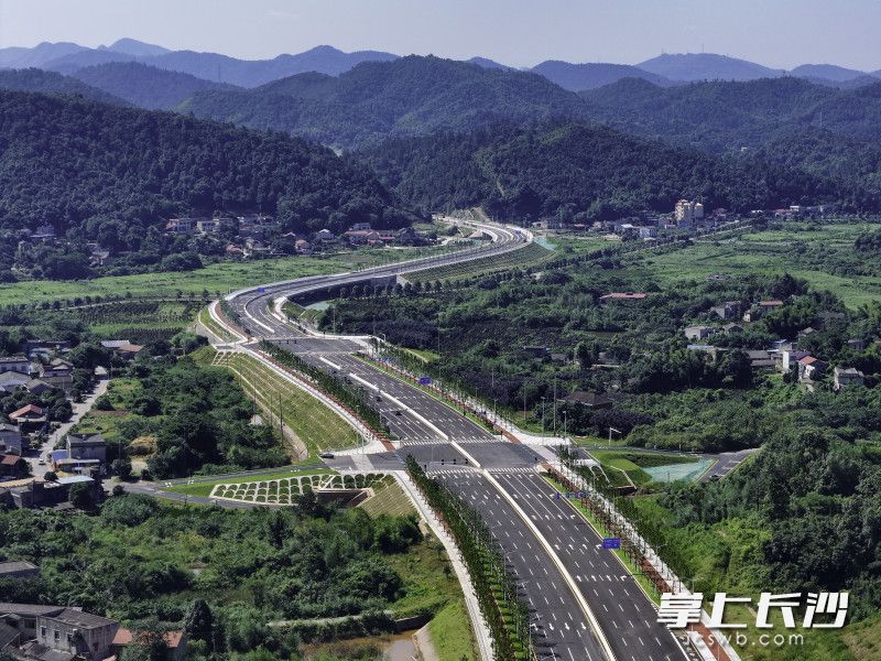 新韶山南路通车后，天心向南更进一步。郭雨滴 摄