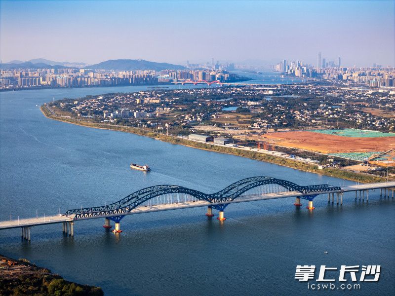 2025年12月，从湘江上空俯瞰，暮坪湘江特大桥飞架东西，东岸解放垸，长沙奥体中心正如火如荼地建设。2029年，第十六届全运会将在长沙举行，这里就是主会场。长沙晚报全媒体记者 郭雨滴 摄