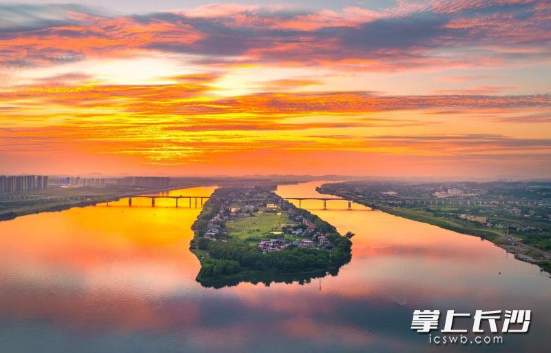 霞光中的兴马洲。孙高珊 供图