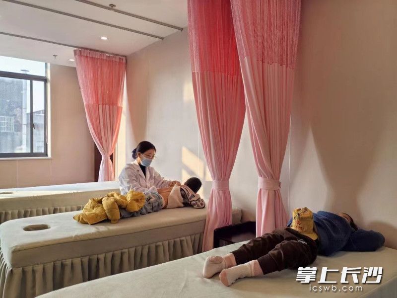 天心紧密型城市医疗集团南托中心，小朋友们正在接受医师理疗。符凤姣 供图