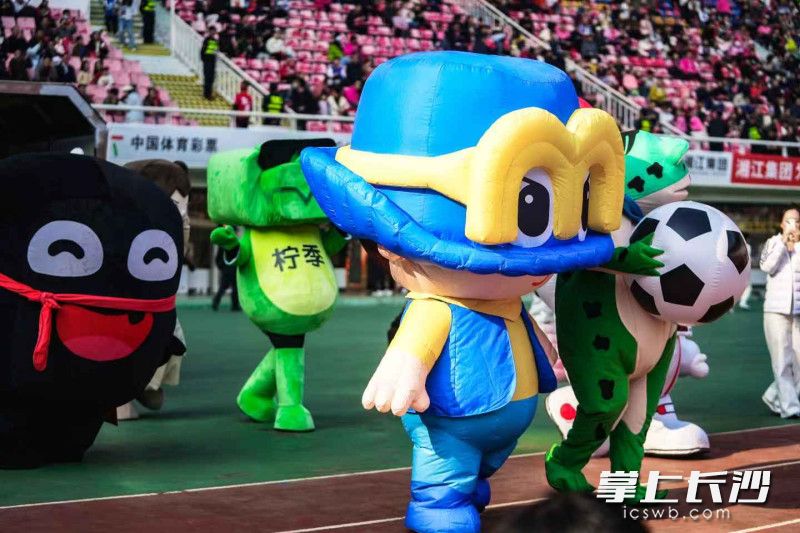 “湘超”赛场，天心新消费品牌IP组团亮相。天心融媒 供图