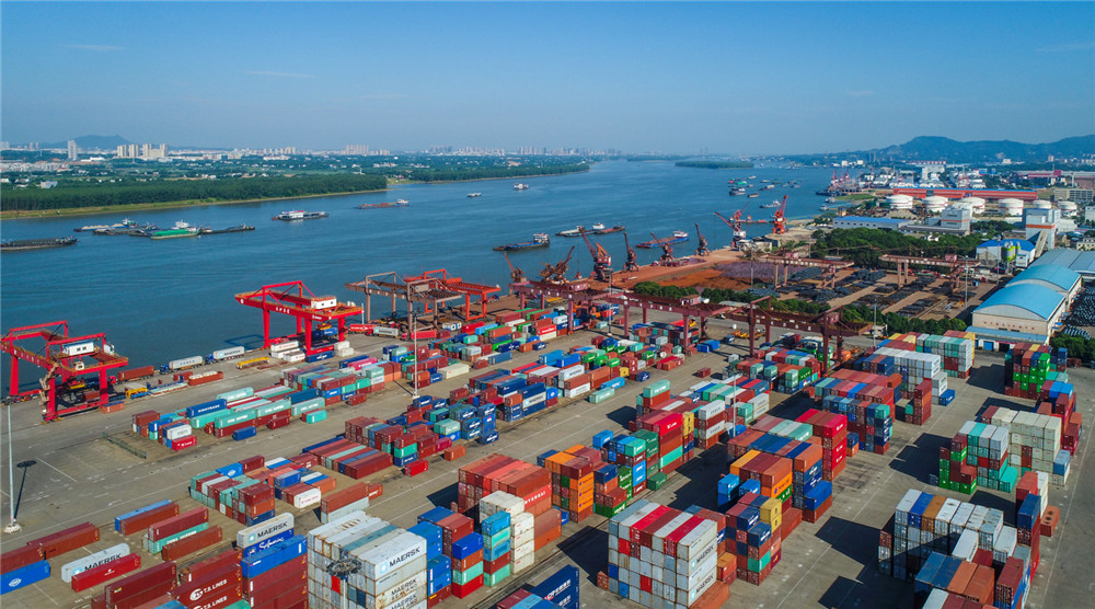 长沙新港码头上,整齐地摆满了集装箱,一辆辆满载货物的转运卡车在港区来回穿梭,湖南产品在这里转运,走向海内外。长沙晚报全媒体记者 王志伟 摄 长沙新港码头上,整齐地摆满了集装箱,一辆辆满载货物的转运卡车在港区来回穿梭,湖南产品在这里转运,走向海内外。长沙晚报全媒体记者 王志伟 摄