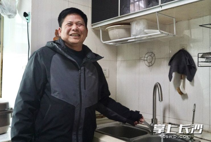 长沙县星沙街道灰埠社区居民林文海拧开家里的龙头，清澈的自来水喷涌而出。彭永礼 摄