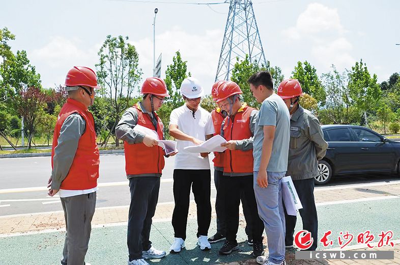 为推动项目促建、竣工、投产进度,浏阳经开区工作人员全力做好各项要素保障。 为推动项目促建、竣工、投产进度,浏阳经开区工作人员全力做好各项要素保障。