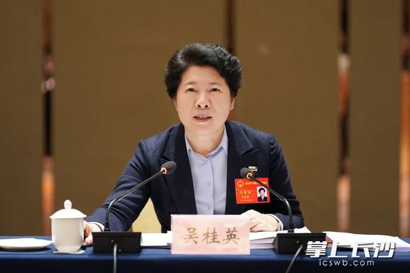 1月7日，省委常委、市委书记吴桂英来到市十六届人大六次会议宁乡市、雨花区代表团，与代表们一起审议政府工作报告，审查“十五五”规划纲要草案等。