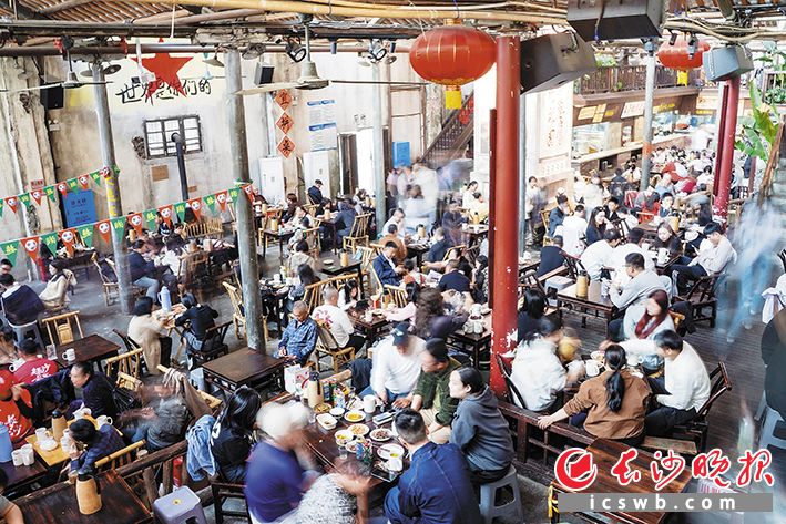 毗邻长沙市中心商圈、由闲置厂房改造而成，东茅街茶馆已成为兼具文化体验与商业价值的空间。长沙晚报全媒体记者 刘晓敏 摄