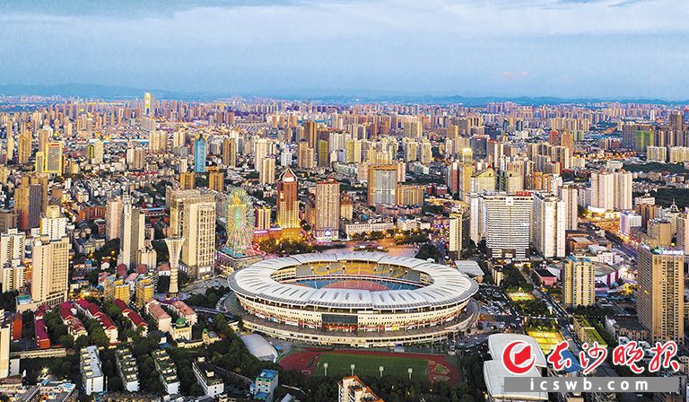 继“湘超”之后,贺龙体育场又将讲述一个新的热血足球故事。长沙晚报全媒体记者 邹麟 摄 继“湘超”之后,贺龙体育场又将讲述一个新的热血足球故事。长沙晚报全媒体记者 邹麟 摄