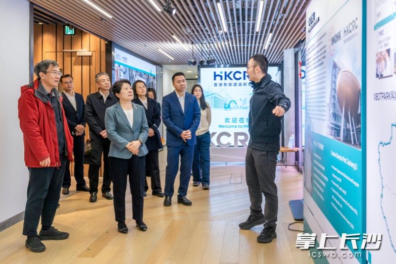 吴桂英来到香港科学园，参观智能建造研发中心。