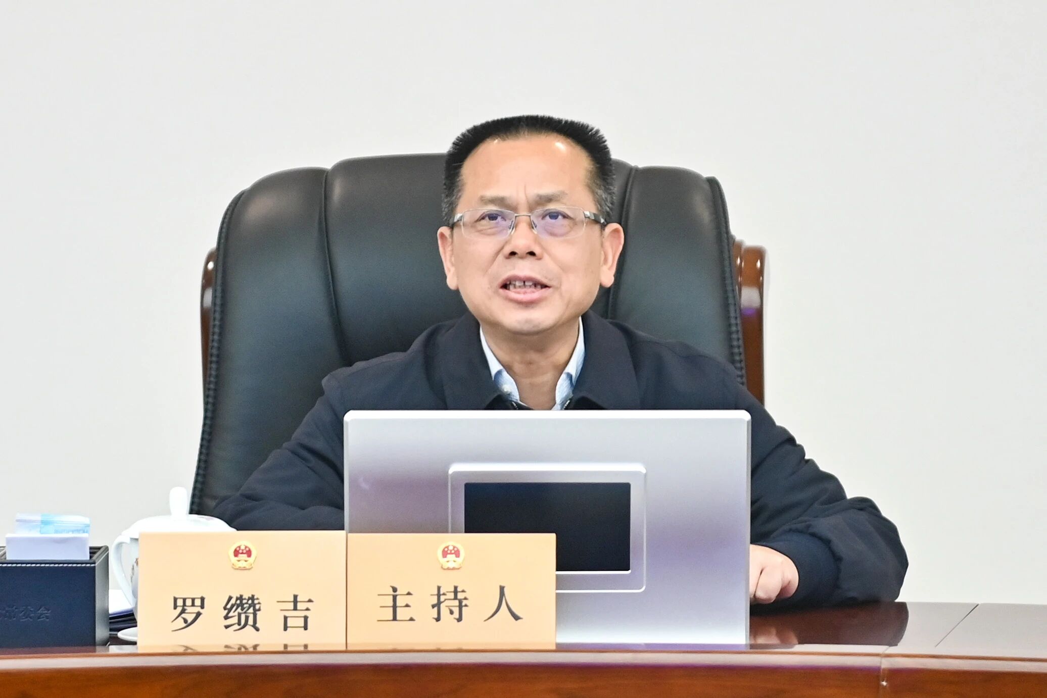 市人大常委会党组书记、主任罗缵吉主持会议。