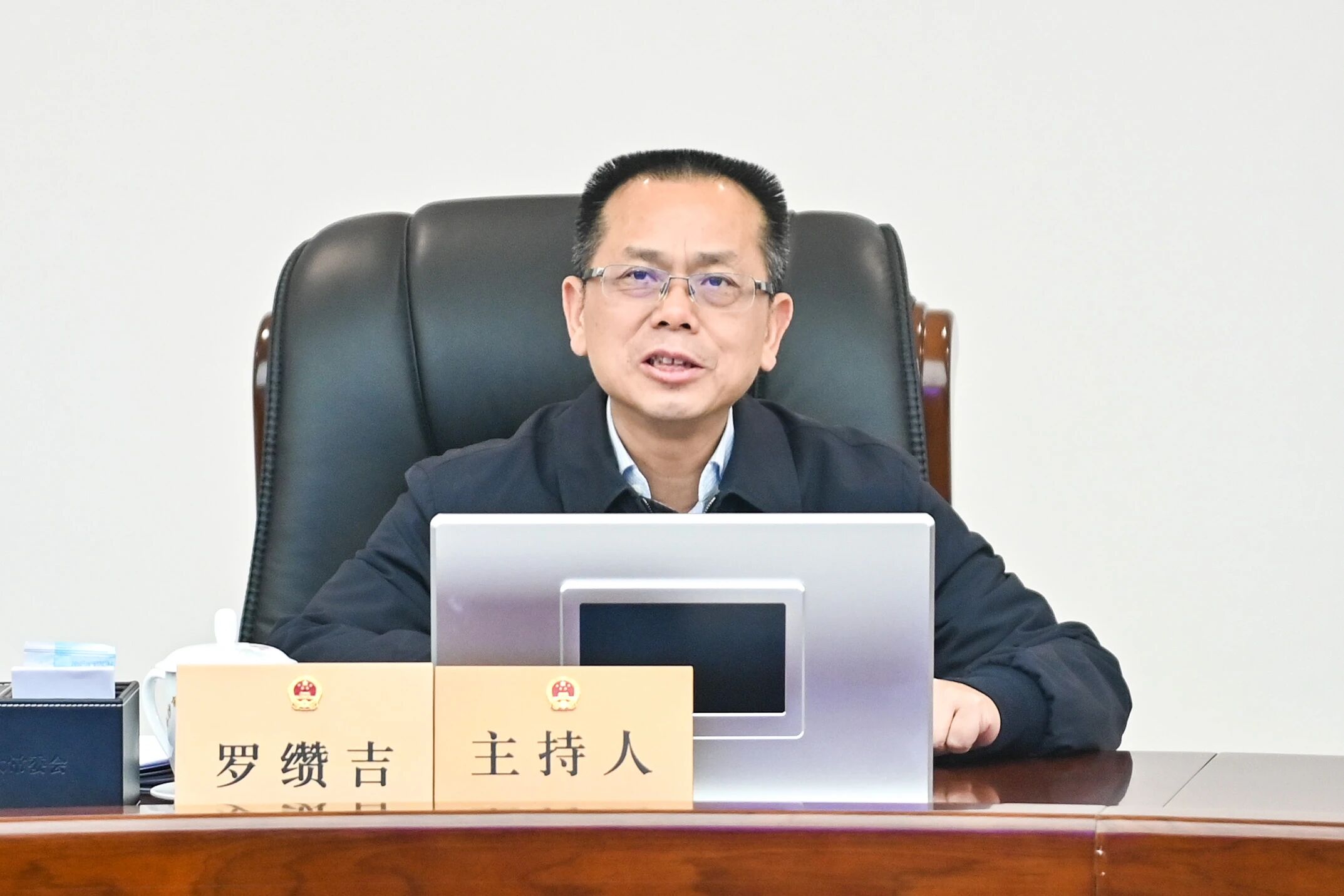 市人大常委会党组书记、主任罗缵吉主持会议。