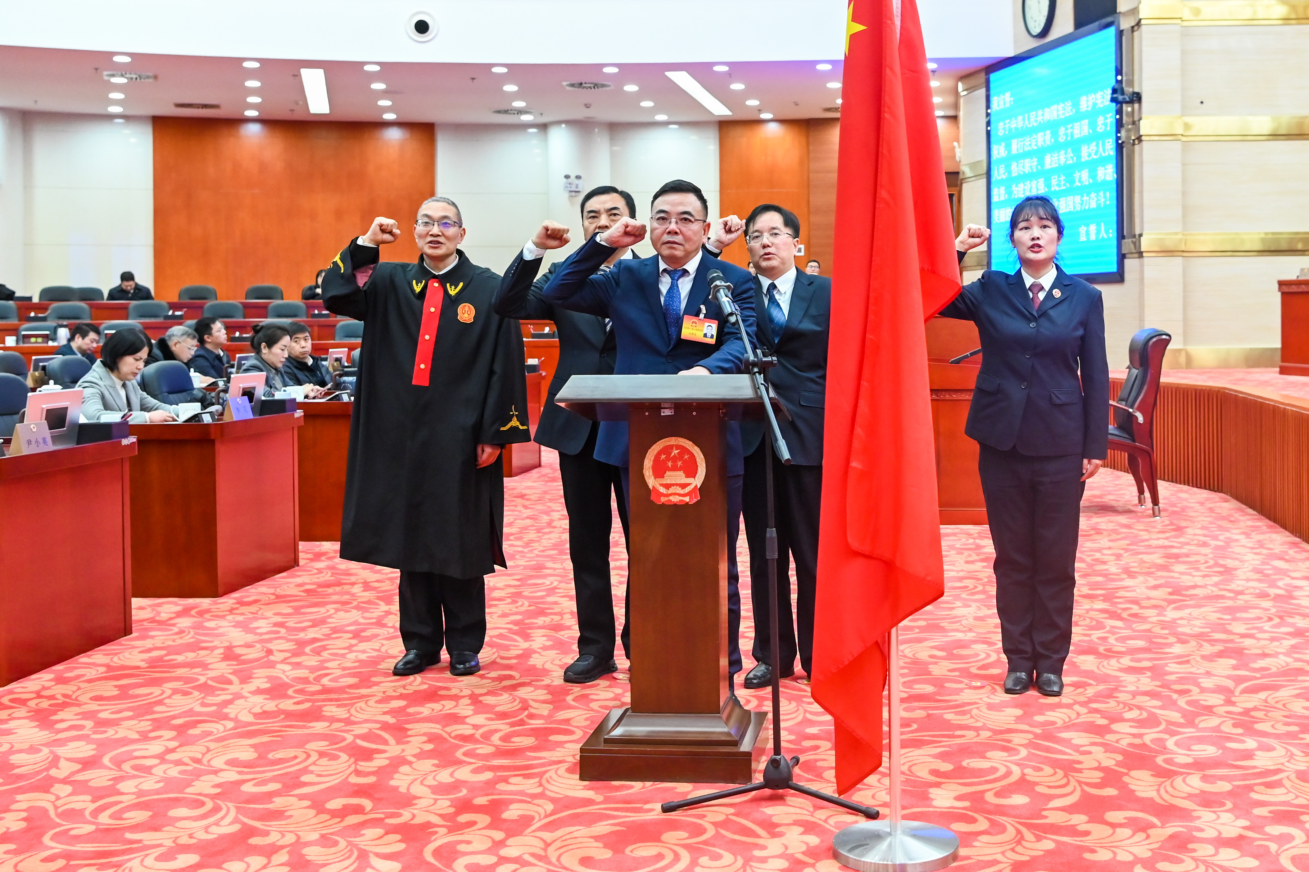 新任命人员依法进行宪法宣誓。