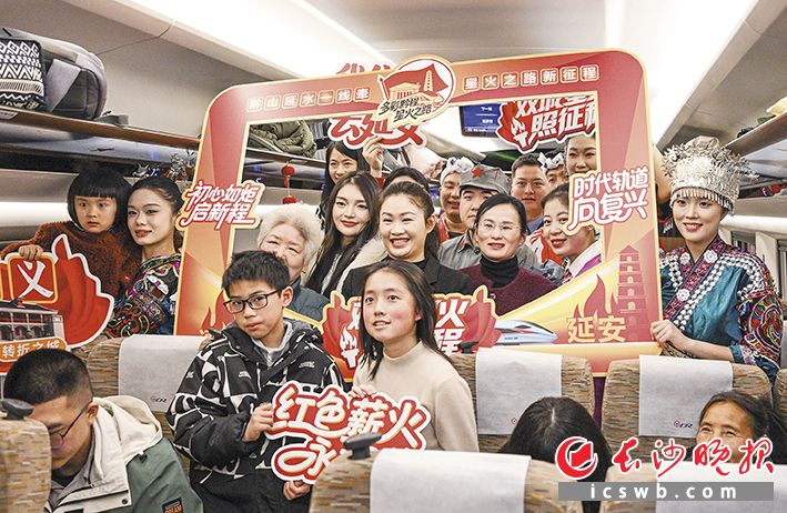 1月26日，随着G3351次高铁列车从延安站驶出，向贵州遵义站驶去，标志着革命圣地延安与遵义首次实现高铁直连。此次高铁直连，将两地的铁路运行时间从此前的16个小时以上缩短至8个多小时。图为旅客与乘务员当日在遵义开往延安方向的G3360次列车上合影。新华社发