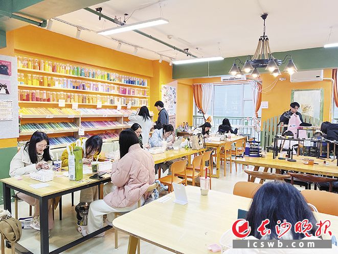 在位于五一新干线的橘小满DIY 手工坊中,许多消费者正在体验拼豆。均为长沙晚报全媒体记者 贾凯清 实习生 王子昕 摄影报道